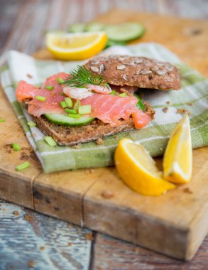 Tahıl ekmek ve somon sandviç