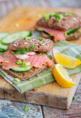 Tahıl ekmek ve somon sandviç