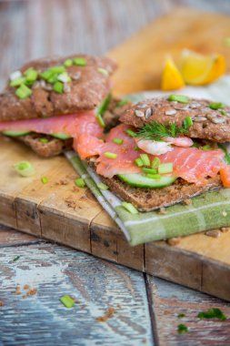 Tahıl ekmek ve somon sandviç