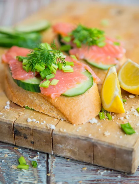 Tahıl ekmek ve somon sandviç