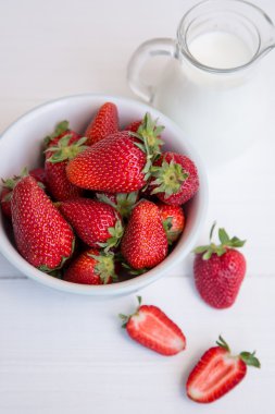 Taze çilek ve süt ile yulaf lapası