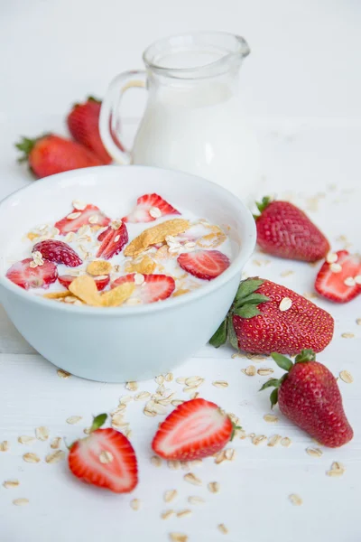 Porridge con fragola fresca e latte — Foto Stock