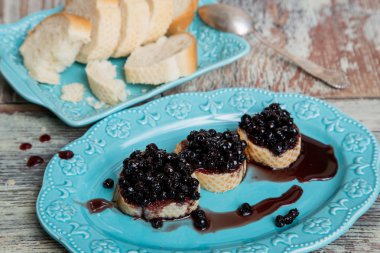 Çilek reçelli sandviç