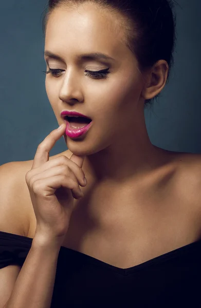 Das Mädchen richtet seinen Finger Lippenstift — Stockfoto