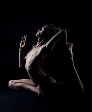 Yoga yapan genç adam.