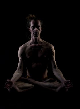 Yoga yapan genç adam.