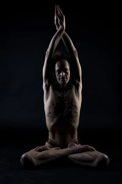 Giovane uomo che pratica yoga — Foto Stock