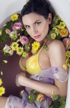 Çiçekli banyo Brunet kız