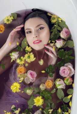 Çiçekli banyo Brunet kız