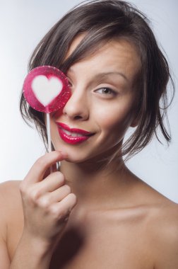 Elinde lolipop olan bir kızın portresi.