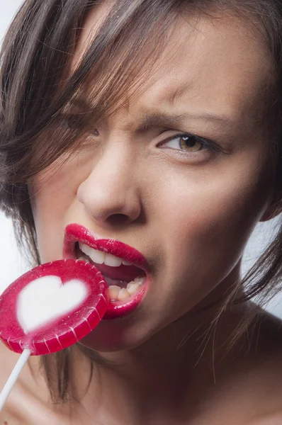 Retrato de una chica con una piruleta — Foto de Stock