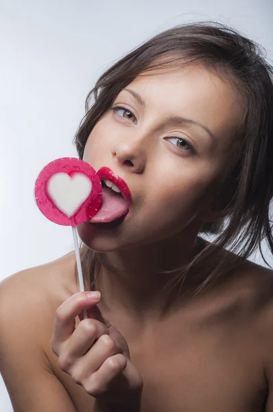 Retrato de una chica con una piruleta —  Fotos de Stock