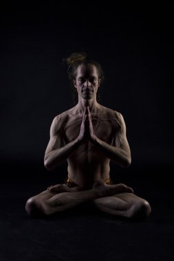 Yoga yapan genç adam.