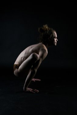 Yoga yapan genç adam.