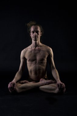 Yoga yapan genç adam.