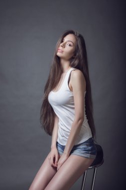 t-shirt ve kot şort güzel kız