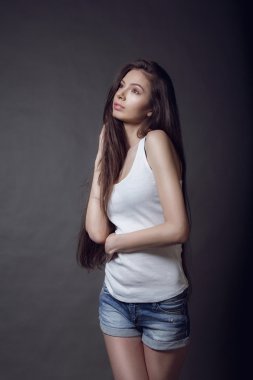 t-shirt ve kot şort güzel kız