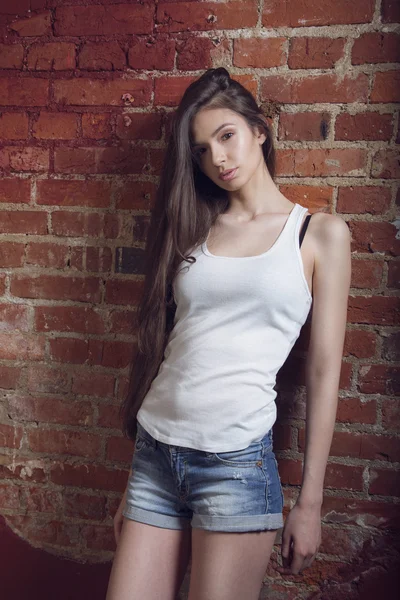 Hermosa chica en una camiseta y pantalones cortos de mezclilla —  Fotos de Stock