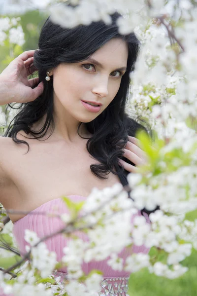 Young woman in the garden of apple blossom — Stock Photo, Image