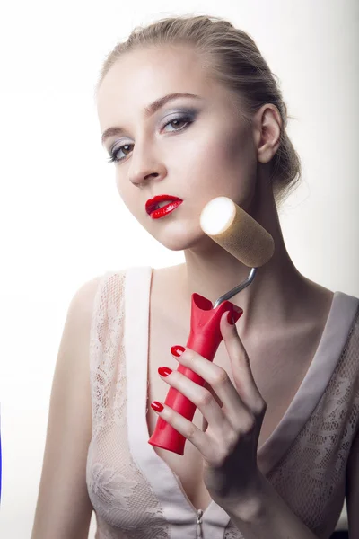 Portrét krásné mladé ženy drží make-up Make-up — Stock fotografie