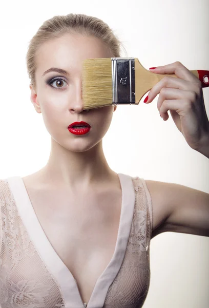 Junge Frau mit einem Make-up Pinsel Gebäude — Stockfoto
