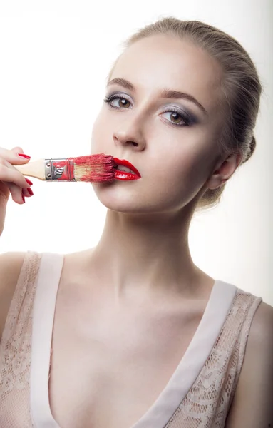 Junge Frau Modell mit Glamour rote Lippen, helles Make-up. — Stockfoto