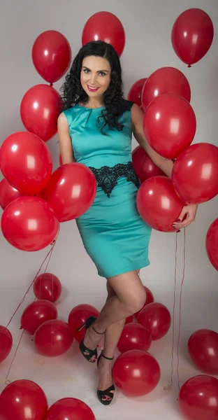 Ευτυχισμένος νεαρή γυναίκα με κόκκινο μπαλόνια latex — Φωτογραφία Αρχείου