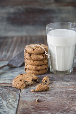 Lezzetli Kurabiye ve süt rustik ahşap zemin üzerine