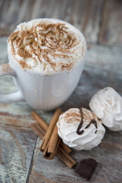 Café quente com marshmallows em uma xícara no fundo de madeira — Fotografia de Stock