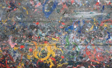 Ahşap masaya akrilik renk sıçrat. Soyut renkli doku arkaplanı.