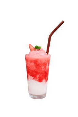 Beyaz arkaplanda izole edilmiş çilekli smoothie.
