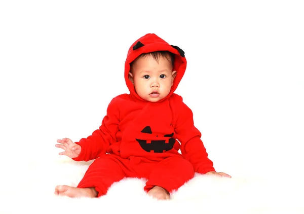 Adorable Niño Pequeño Traje Halloween Rojo Sentado Piel Sobre Fondo — Foto de Stock