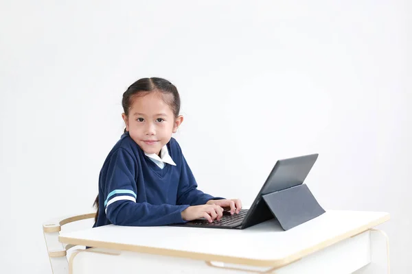 Портрет Азіатської Маленької Дівчинки Шкільній Формі Допомогою Ноутбука Столі Ізольовано — стокове фото
