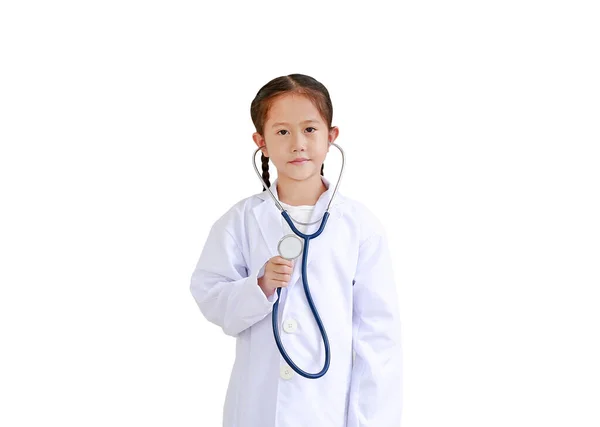 Retrato Poco Asiático Niña Con Estetoscopio Mientras Llevaba Uniforme Médico —  Fotos de Stock