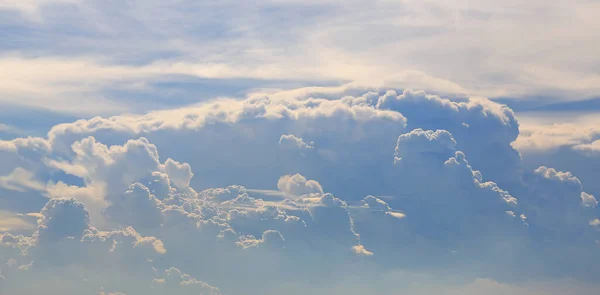 Langit Biru Yang Indah Dengan Latar Belakang Awan Halus Putih — Stok Foto