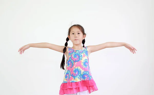 Asijské Malé Dítě Dívka Copánkem Vlasy Stojící Otevřené Široké Paže — Stock fotografie