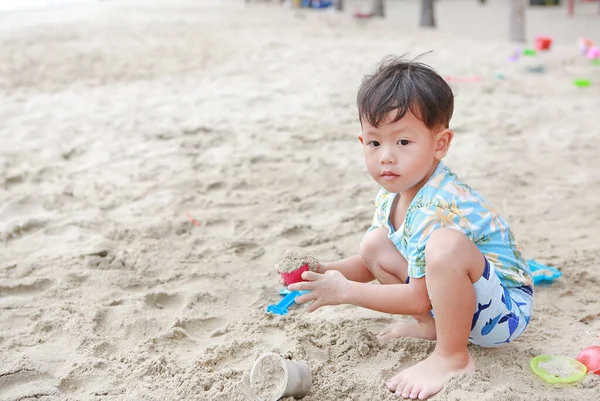 Retrato Pequeño Bebé Asiático Jugar Arena Con Juguetes Playa — Foto de Stock