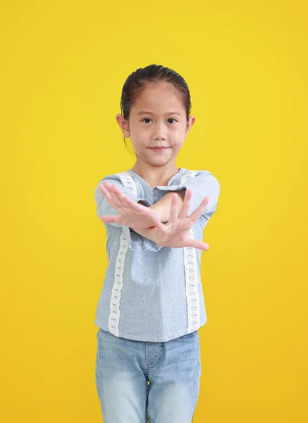 Adorable Asiática Niña Alcanzando Cruz Brazo Manos Romper Frente Aislado —  Fotos de Stock