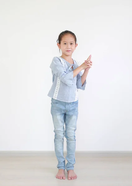 Retrato Asiático Niña Niña Expresión Dedo Con Arma Imaginaria Pie —  Fotos de Stock