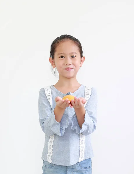Glad Asiatisk Liten Flicka Hålla Och Äta Senap Tårta Isolerad — Stockfoto