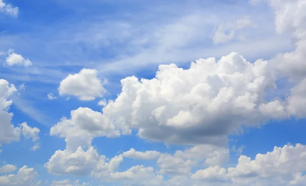 Awan Berbulu Putih Pada Latar Belakang Langit Biru — Stok Foto