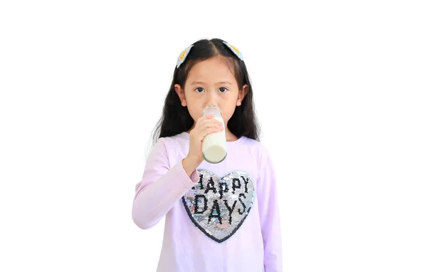 Портрет Азиатской Маленькой Девочки Пьющей Молоко Стеклянной Бутылки Белом Фоне — стоковое фото
