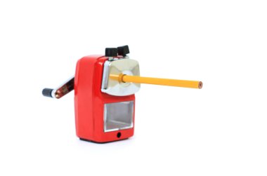 Beyaz arkaplanda izole edilmiş sarı kalemli döner kalem açacağı..