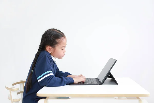 Портрет Азіатської Маленької Дівчинки Шкільній Формі Ноутбуком Столі Ізольовано Білому — стокове фото