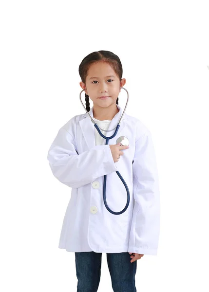 带听诊器的亚洲小女孩的画像 身穿医生制服 与白色背景隔离 — 图库照片