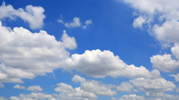 Awan Berbulu Putih Pada Latar Belakang Langit Biru — Stok Foto