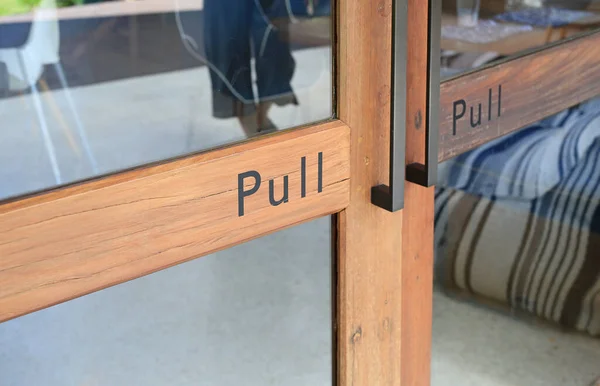 Puerta Cristal Del Restaurante Con Texto Tirar Madera —  Fotos de Stock