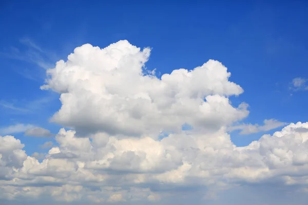 Awan Berbulu Putih Pada Latar Belakang Langit Biru — Stok Foto