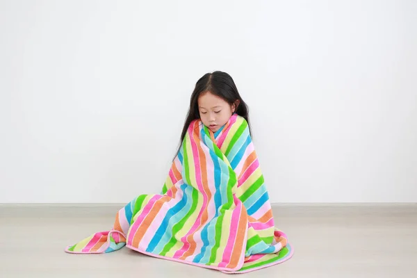 Asian Little Kid Girl Sitting Wrapped Covered Soft Multicolor Blanket — Stock Photo, Image