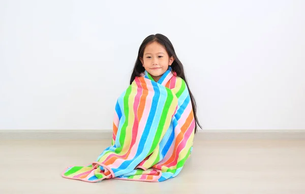 Πορτρέτο Του Μικρού Κοριτσιού Της Ασίας Κάθεται Τυλιγμένο Μαλακό Πολύχρωμο — Φωτογραφία Αρχείου